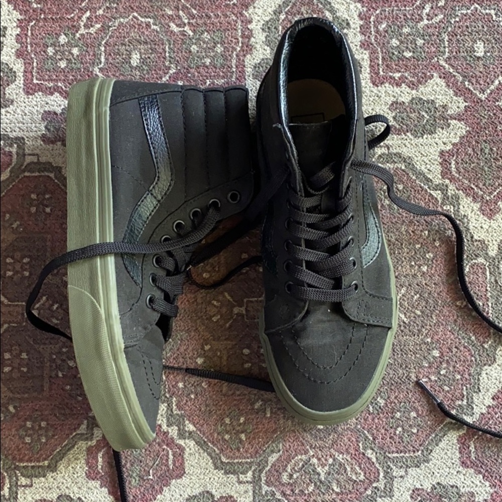 BLACK VANS - GREEN SOLE